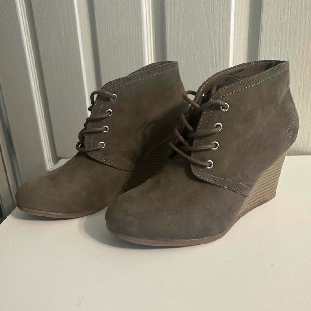 Small shoe boots. Like new